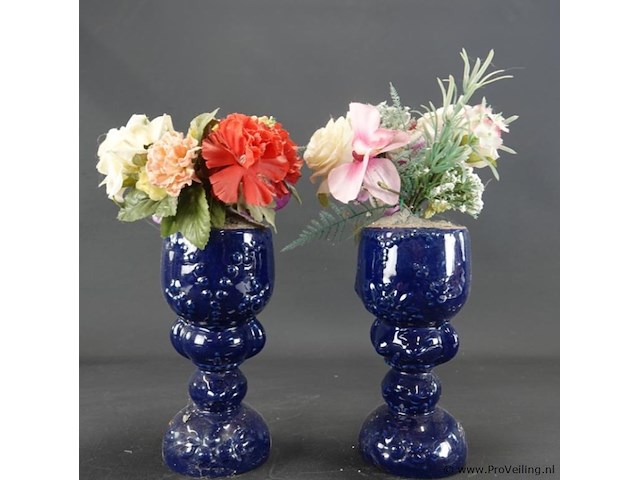 Paar aardewerk vazen met kunstbloemen - afbeelding 2 van  5