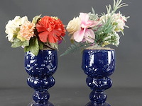 Paar aardewerk vazen met kunstbloemen - afbeelding 2 van  5