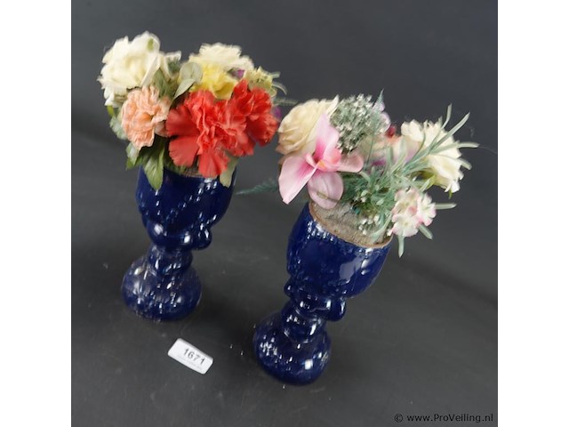 Paar aardewerk vazen met kunstbloemen - afbeelding 3 van  5