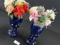 Paar aardewerk vazen met kunstbloemen - afbeelding 3 van  5