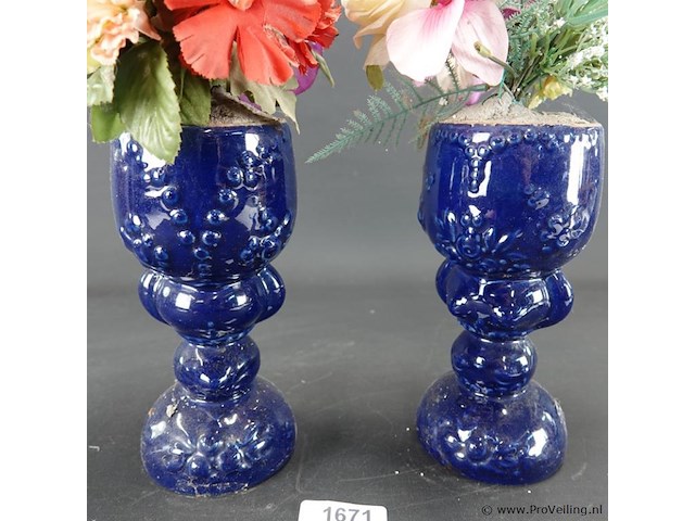 Paar aardewerk vazen met kunstbloemen - afbeelding 4 van  5