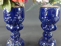 Paar aardewerk vazen met kunstbloemen - afbeelding 4 van  5