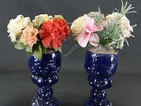 Paar aardewerk vazen met kunstbloemen