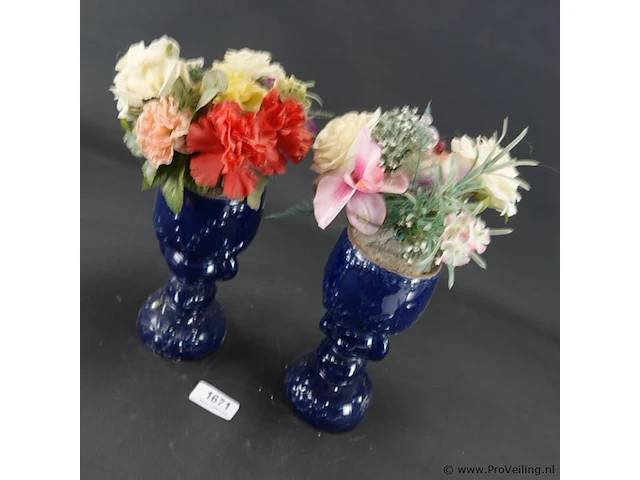 Paar aardewerk vazen met kunstbloemen - afbeelding 3 van  5