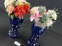 Paar aardewerk vazen met kunstbloemen - afbeelding 3 van  5