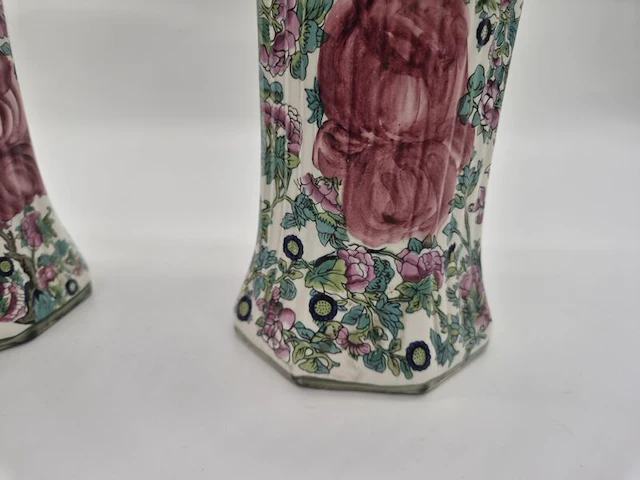 Paar achtkantige delftse vazen met rijk polychroom bloemendecor – 20e eeuw - afbeelding 11 van  14