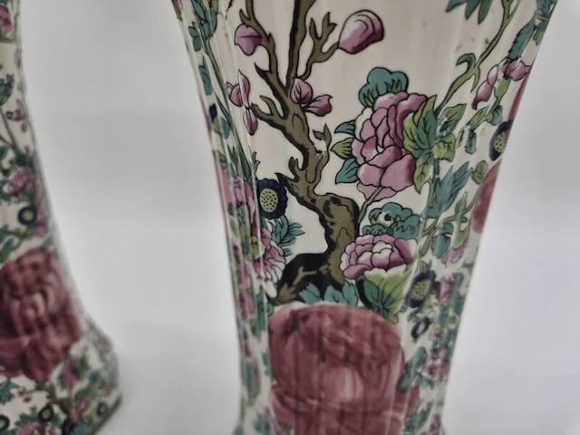 Paar achtkantige delftse vazen met rijk polychroom bloemendecor – 20e eeuw - afbeelding 12 van  14