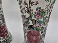 Paar achtkantige delftse vazen met rijk polychroom bloemendecor – 20e eeuw - afbeelding 12 van  14