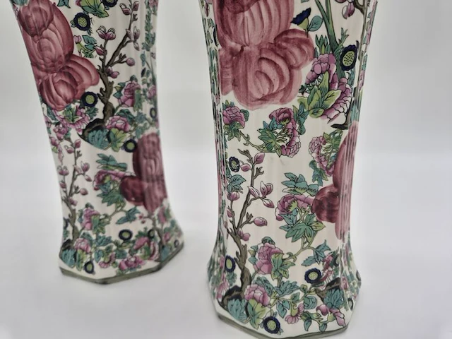 Paar achtkantige delftse vazen met rijk polychroom bloemendecor – 20e eeuw - afbeelding 13 van  14
