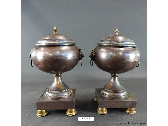 Paar antieke bronzen siervazen met deksels met knoppen en leeuwenkopringen als handvatten. - afbeelding 1 van  5