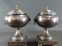 Paar antieke bronzen siervazen met deksels met knoppen en leeuwenkopringen als handvatten. - afbeelding 1 van  5
