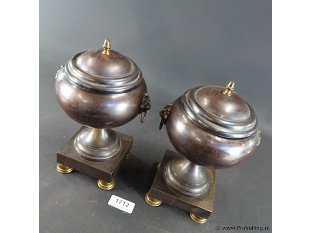 Paar antieke bronzen siervazen met deksels met knoppen en leeuwenkopringen als handvatten. - afbeelding 2 van  5