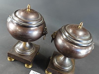 Paar antieke bronzen siervazen met deksels met knoppen en leeuwenkopringen als handvatten. - afbeelding 2 van  5