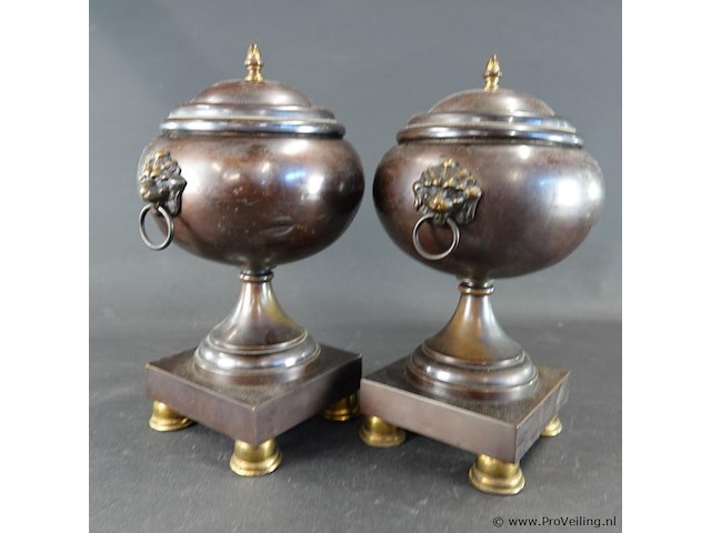 Paar antieke bronzen siervazen met deksels met knoppen en leeuwenkopringen als handvatten. - afbeelding 3 van  5