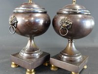 Paar antieke bronzen siervazen met deksels met knoppen en leeuwenkopringen als handvatten. - afbeelding 3 van  5