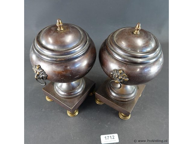 Paar antieke bronzen siervazen met deksels met knoppen en leeuwenkopringen als handvatten. - afbeelding 4 van  5