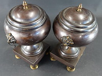 Paar antieke bronzen siervazen met deksels met knoppen en leeuwenkopringen als handvatten. - afbeelding 4 van  5