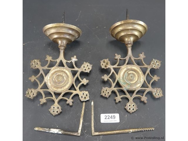 Paar antieke gotische of neogotische messing wandkandelaars (ook wel wandarmen of pricket sconces genoemd) met bijbehorende ijzeren muurhaken/bevestigingspinnen - afbeelding 1 van  5