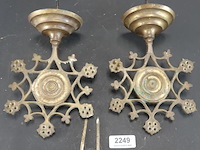 Paar antieke gotische of neogotische messing wandkandelaars (ook wel wandarmen of pricket sconces genoemd) met bijbehorende ijzeren muurhaken/bevestigingspinnen - afbeelding 1 van  5