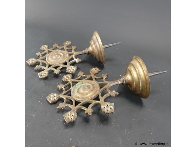 Paar antieke gotische of neogotische messing wandkandelaars (ook wel wandarmen of pricket sconces genoemd) met bijbehorende ijzeren muurhaken/bevestigingspinnen - afbeelding 2 van  5
