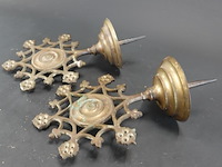 Paar antieke gotische of neogotische messing wandkandelaars (ook wel wandarmen of pricket sconces genoemd) met bijbehorende ijzeren muurhaken/bevestigingspinnen - afbeelding 2 van  5