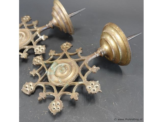 Paar antieke gotische of neogotische messing wandkandelaars (ook wel wandarmen of pricket sconces genoemd) met bijbehorende ijzeren muurhaken/bevestigingspinnen - afbeelding 3 van  5
