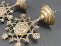 Paar antieke gotische of neogotische messing wandkandelaars (ook wel wandarmen of pricket sconces genoemd) met bijbehorende ijzeren muurhaken/bevestigingspinnen - afbeelding 3 van  5