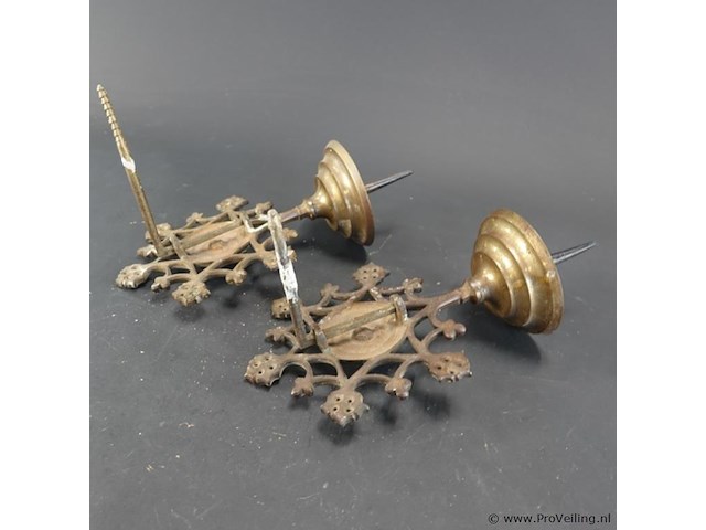 Paar antieke gotische of neogotische messing wandkandelaars (ook wel wandarmen of pricket sconces genoemd) met bijbehorende ijzeren muurhaken/bevestigingspinnen - afbeelding 4 van  5