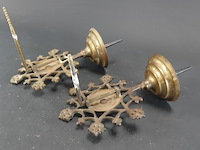 Paar antieke gotische of neogotische messing wandkandelaars (ook wel wandarmen of pricket sconces genoemd) met bijbehorende ijzeren muurhaken/bevestigingspinnen - afbeelding 4 van  5