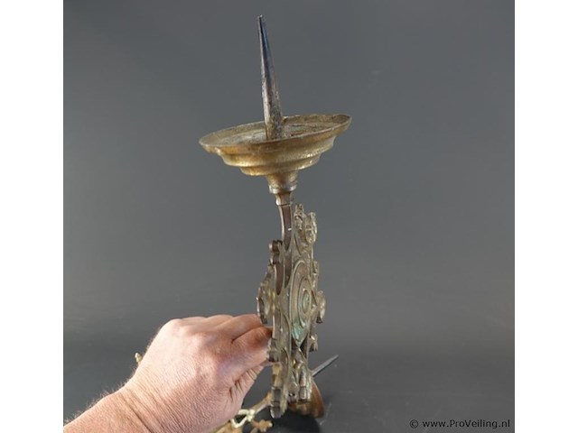 Paar antieke gotische of neogotische messing wandkandelaars (ook wel wandarmen of pricket sconces genoemd) met bijbehorende ijzeren muurhaken/bevestigingspinnen - afbeelding 5 van  5