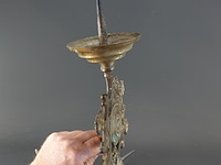 Paar antieke gotische of neogotische messing wandkandelaars (ook wel wandarmen of pricket sconces genoemd) met bijbehorende ijzeren muurhaken/bevestigingspinnen - afbeelding 5 van  5