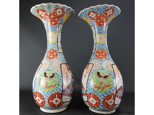 Paar antieke grote imari kraagvazen - afbeelding 2 van  5
