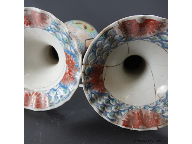 Paar antieke grote imari kraagvazen - afbeelding 4 van  5