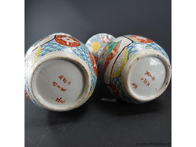 Paar antieke grote imari kraagvazen - afbeelding 5 van  5