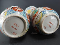 Paar antieke grote imari kraagvazen - afbeelding 5 van  5