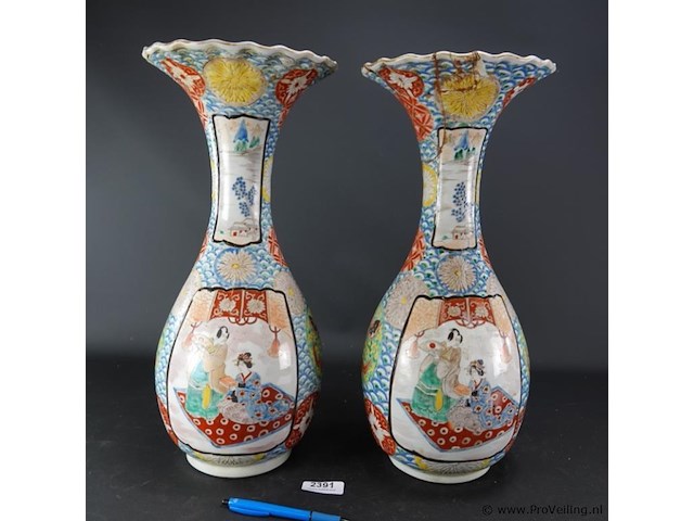 Paar antieke grote imari kraagvazen - afbeelding 1 van  5