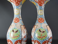 Paar antieke grote imari kraagvazen - afbeelding 2 van  5