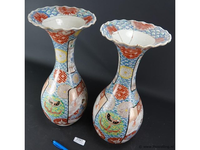 Paar antieke grote imari kraagvazen - afbeelding 3 van  5