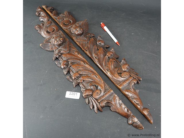 Paar antieke?. snijwerken - afbeelding 1 van  5