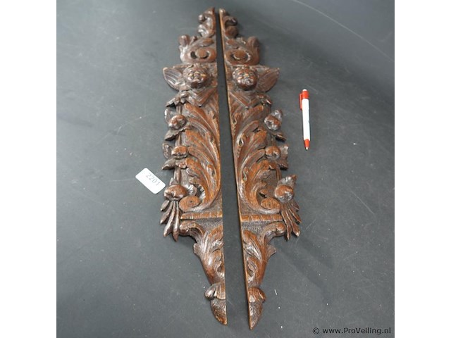 Paar antieke?. snijwerken - afbeelding 2 van  5