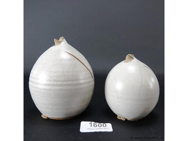 Paar aparte aardewerk beeldjes - afbeelding 1 van  5