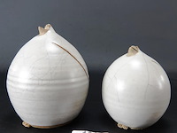 Paar aparte aardewerk beeldjes - afbeelding 1 van  5