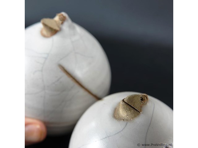 Paar aparte aardewerk beeldjes - afbeelding 3 van  5