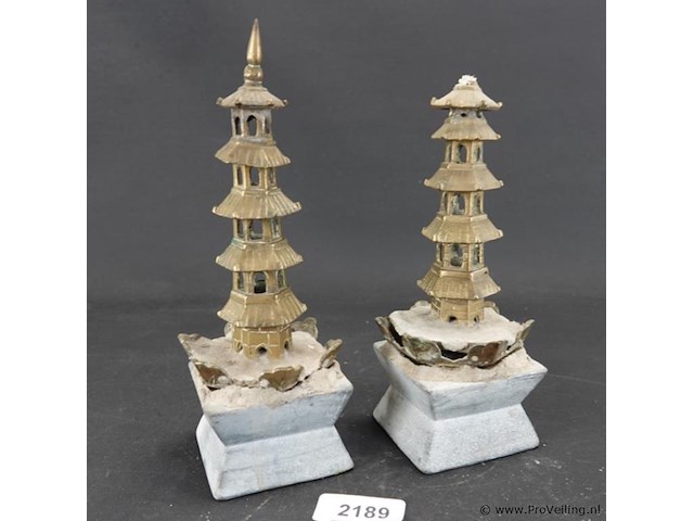 Paar bronzen pagodes op stenen basement - afbeelding 1 van  5