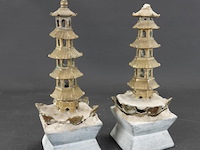 Paar bronzen pagodes op stenen basement - afbeelding 1 van  5