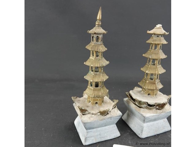 Paar bronzen pagodes op stenen basement - afbeelding 2 van  5