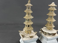 Paar bronzen pagodes op stenen basement - afbeelding 2 van  5