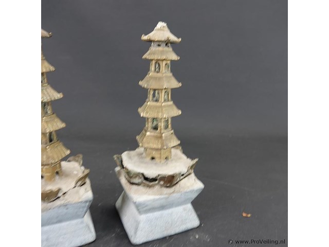 Paar bronzen pagodes op stenen basement - afbeelding 3 van  5