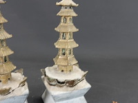 Paar bronzen pagodes op stenen basement - afbeelding 3 van  5