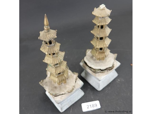 Paar bronzen pagodes op stenen basement - afbeelding 4 van  5